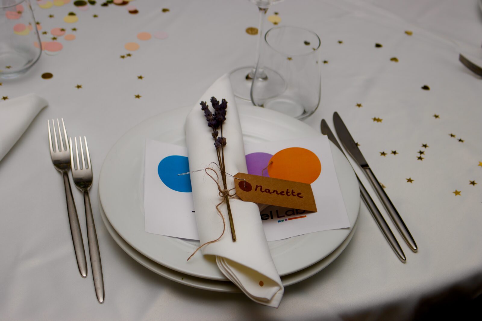 Afbeelding van naambordjes op tafel: “Naambordjes netjes opgesteld op tafel tijdens een op maat gemaakte groepsreis.”