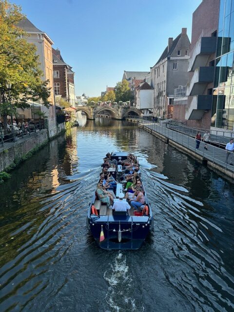Groepsreis naar Mechelen, België met historische charme. Boottocht door de grachten.