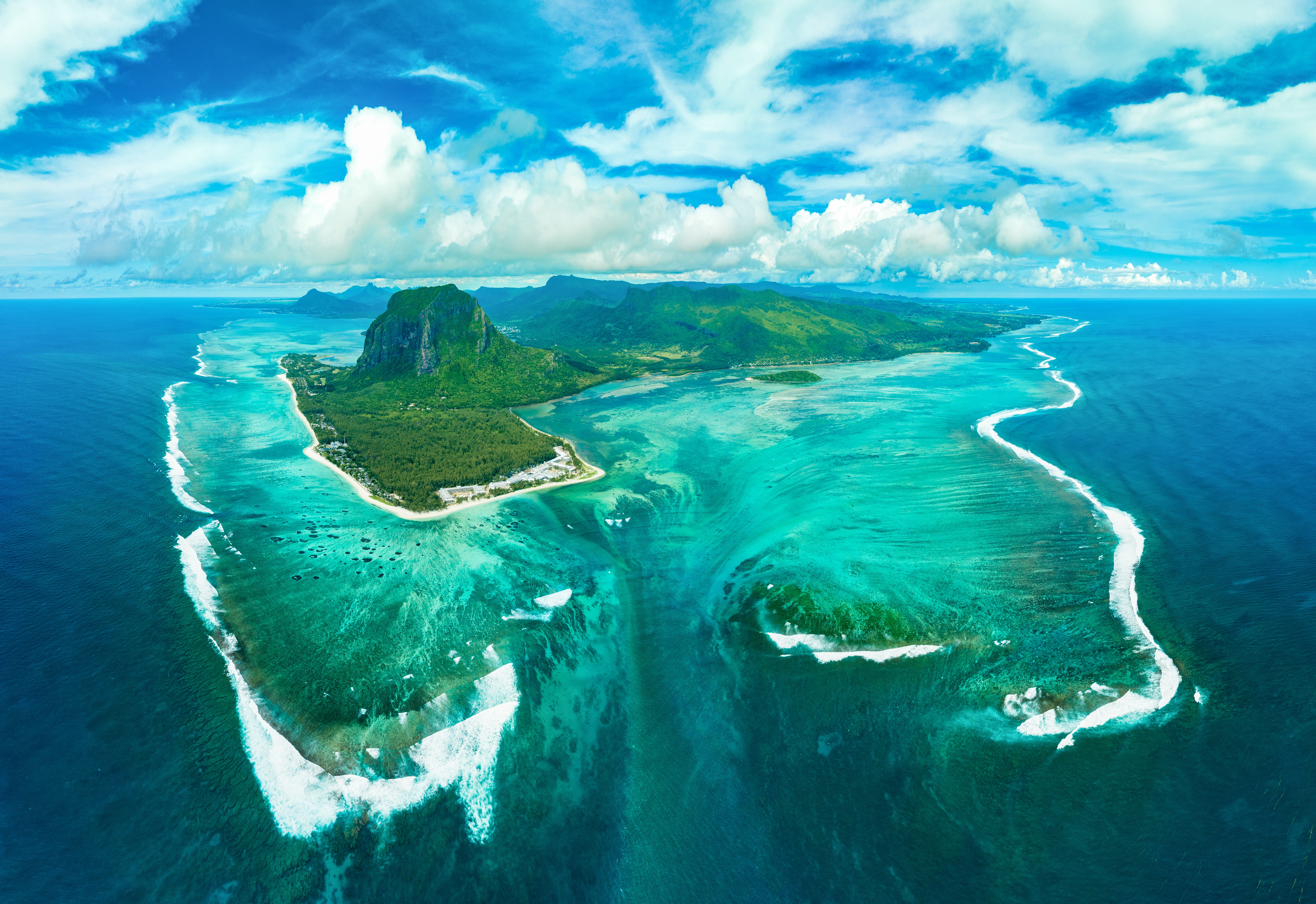 groene eilanden in een azuurblauwe zee op een tropische bestemming van een luxe reis op maat